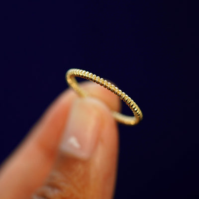 A model holding a Rope Ring tilted to show the side of the ring