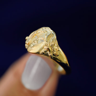 A model holding a Medusa Ring tilted to show details