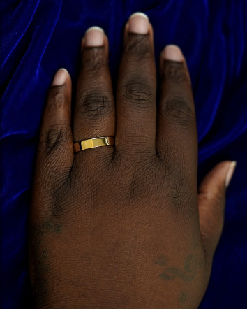 A hand wearing a 5mm band in size 14