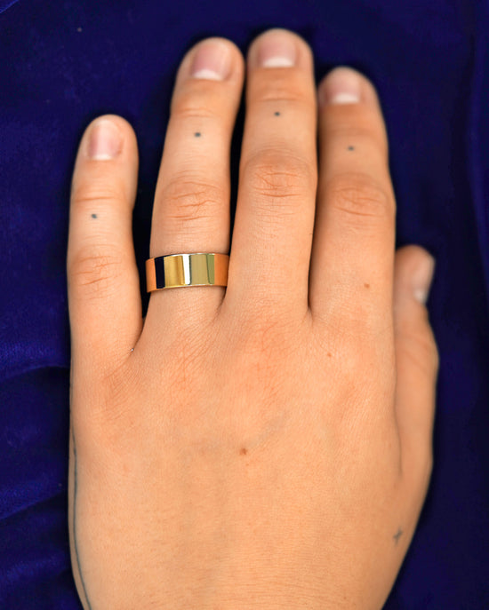 A hand wearing a 8mm band in size 6.5