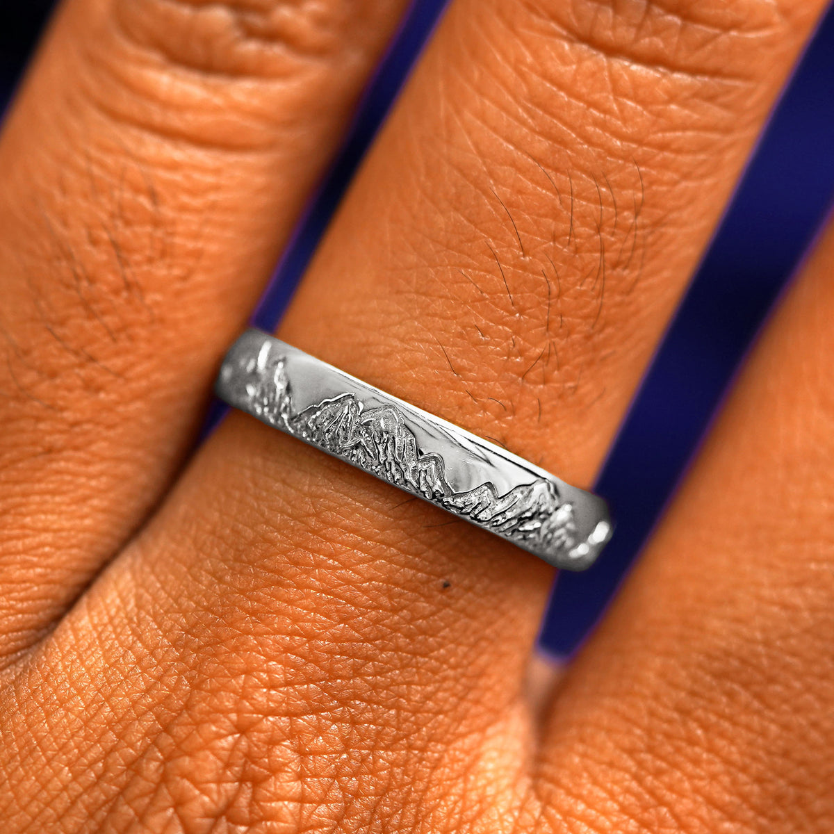 Close up view of a model's fingers wearing a 950 platinum Mountains Band