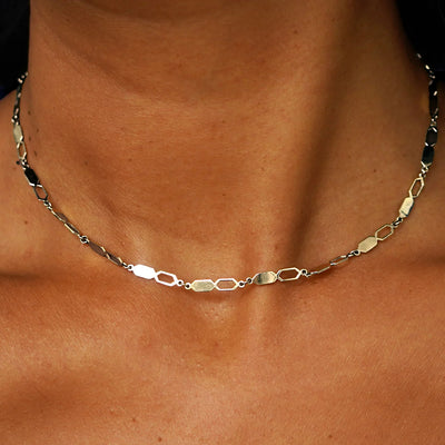 Close up view of a model's neck wearing a solid 14k champagne gold Tanlah Chain