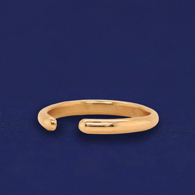 Side view of a yellow gold Single Line Toe Ring to show adjustable opening