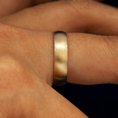 Side view of a Curvy Matte Band on a model's finger