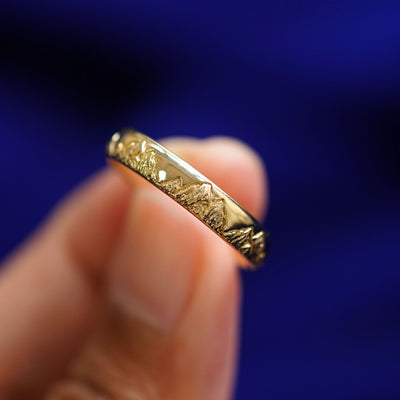 A model holding a Mountains Band tilted to show the side of the ring