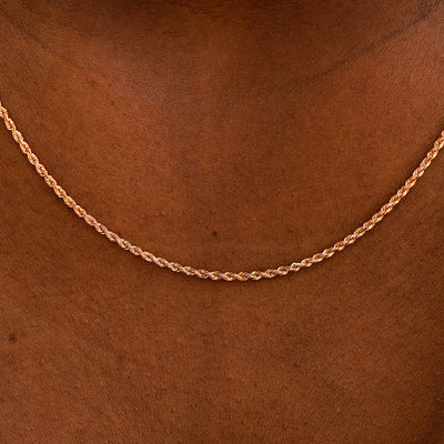 Close up view of a model's neck wearing a solid rose gold Rope Chain