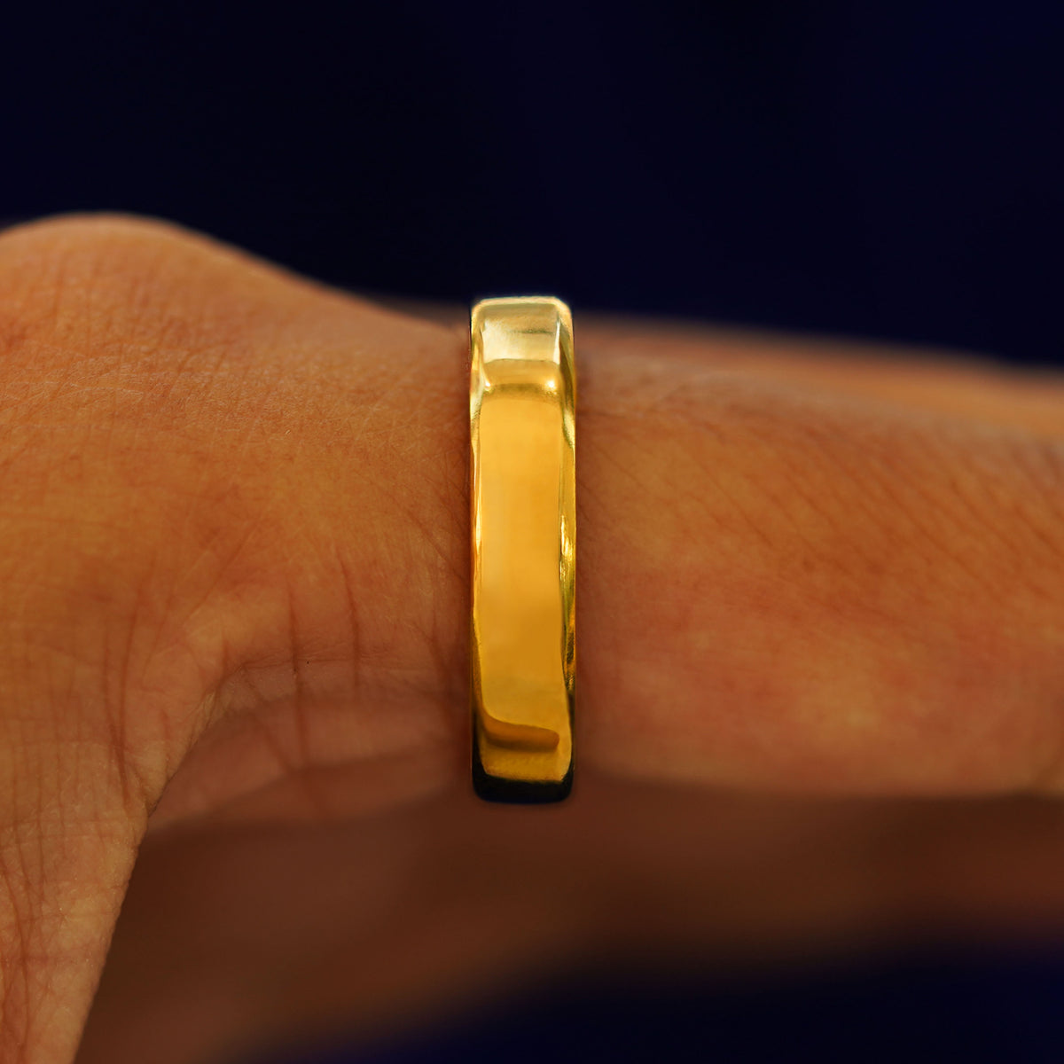 Side view of a 24k Mix Mirror Band on a model's finger to show details