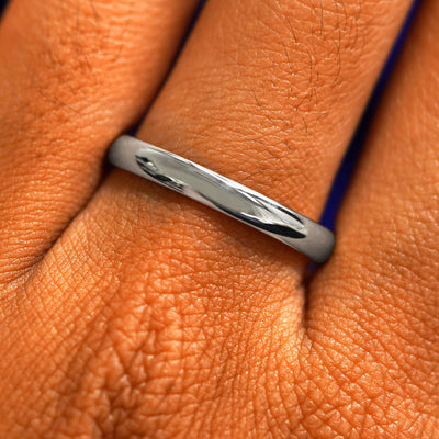 Close up view of a model's fingers wearing a 14k white gold Curvy Mirror Band