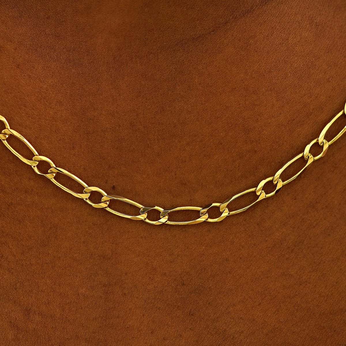 Close up view of a model's neck wearing a yellow gold One To One Chain